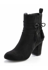 Stivaletto in suede nero con punta affusolata, arricciature elastiche e decorazioni con nappine legate, caratterizzato da un robusto tacco a blocco e una fodera interna liscia.