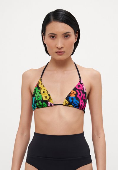 Haut de bikini multicolore avec des lettres audacieuses et surdimensionnées sur un fond noir, doté de liens réglables à l'haleter; associé à un bas noir taille haute.