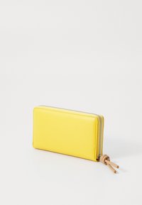 Portafoglio giallo in pelle con finitura texturizzata, forma rettangolare, cerniera in argento e dettagli in pelle con linguetta.