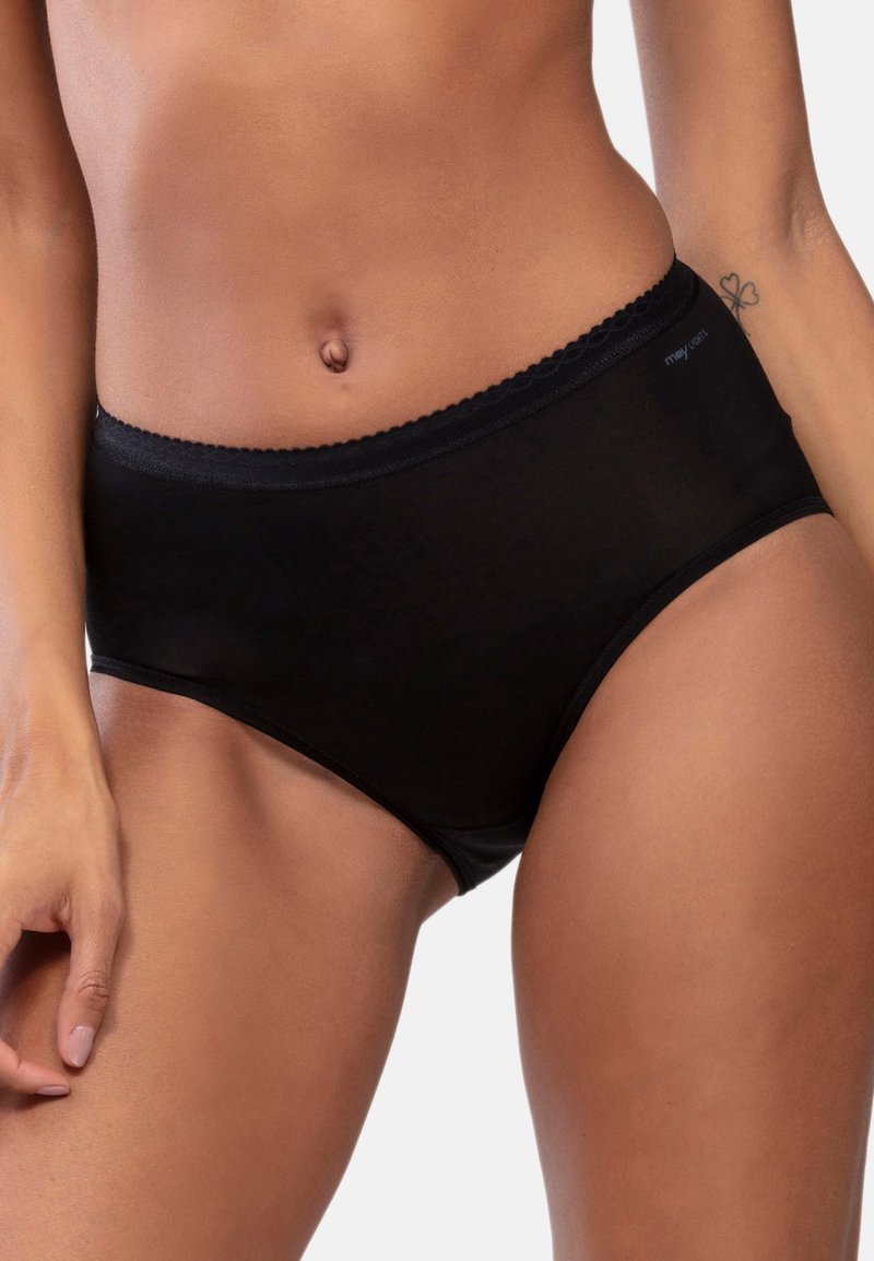 Czarne wysokie majtki z falbaniastym paskiem w talii. Wykonane z gładkiego materiału, bez widocznych szwów czy wzorów.