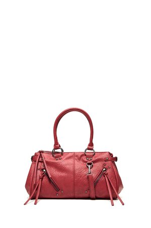 Piros bőrtáska két fogantyúval, díszes cipzárokkal és fém szegecsekkel, fehér háttér előtt bemutatva.