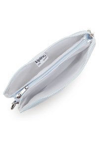 Pochette azzurra chiusa da zip con un esterno testurizzato. L'interno presenta una fodera bianca e una zip blu, etichettata con "Kipling Live Light."