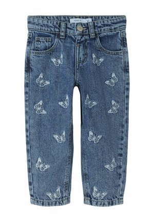 Dziecięce niebieskie jeansy z denimu z przednimi kieszeniami i białymi, wyszywanymi wzorami motyli rozmieszczonymi na nogawkach.