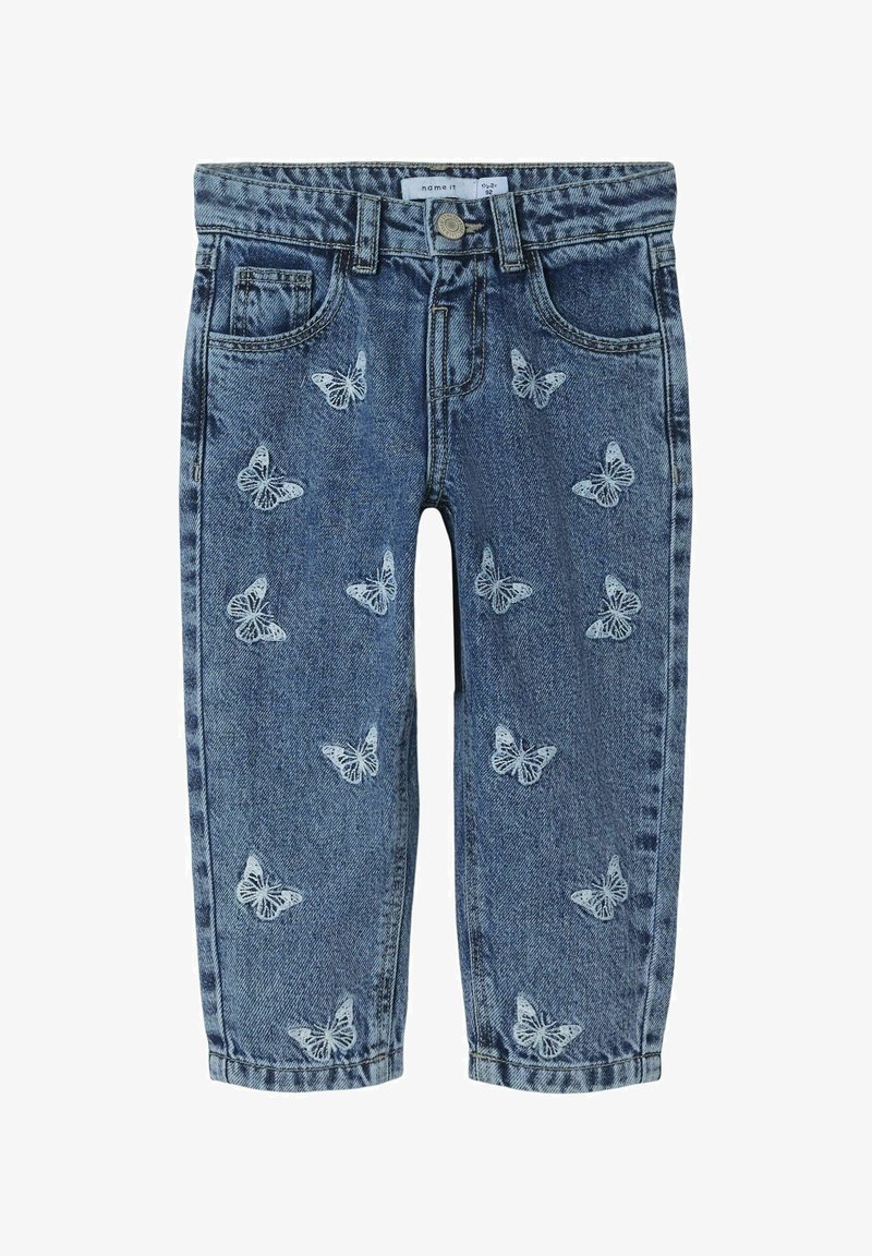 Jean en denim bleu pour enfants avec poches avant et motifs de papillons blancs brodés dispersés sur les jambes.