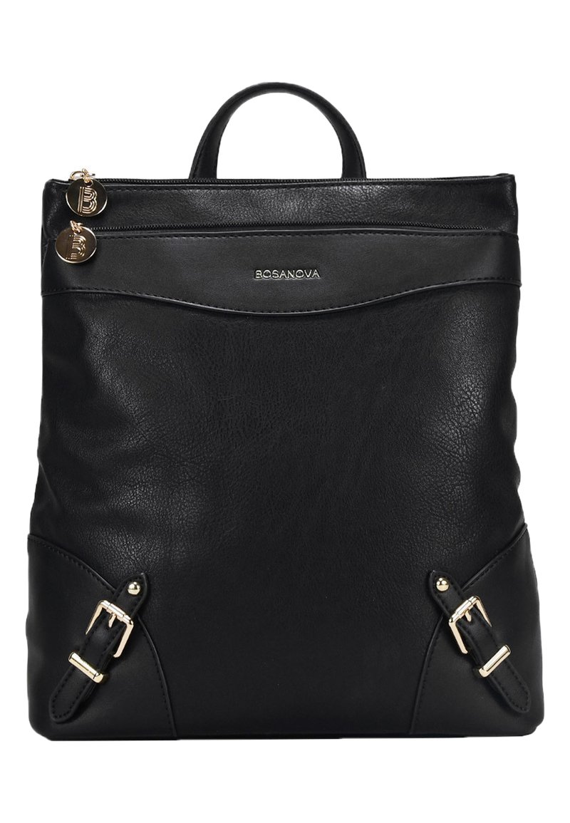 Mochila de cuero negro con dos cremalleras superiores, bolsillo frontal y detalles en metal dorado. Presenta hebillas decorativas a los lados.