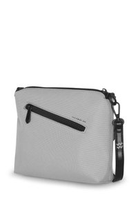 Šedá látková taška přes rameno s černou kapsou na zip a popruhem. Disponuje minimalistickým designem a detailem loga. Hladký povrch, obdélníkový tvar.