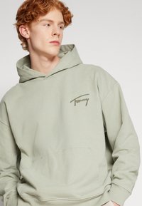 Tommy Jeans Jersey con capucha - faded willow