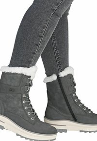 Graue Wildleder-Stiefeletten mit einem weißen Kunstfellbund, Schnürdesign, seitlichem Reißverschluss und einer groben, strukturierten Gummisohle.