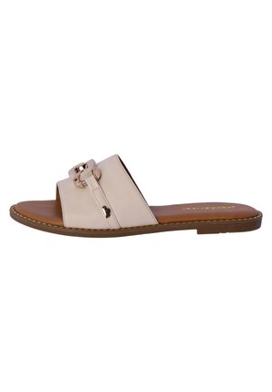 Sandalia deslizante beige con una correa ancha que presenta una hebilla en tono dorado, suela marrón y detalle de costura a lo largo de los bordes.