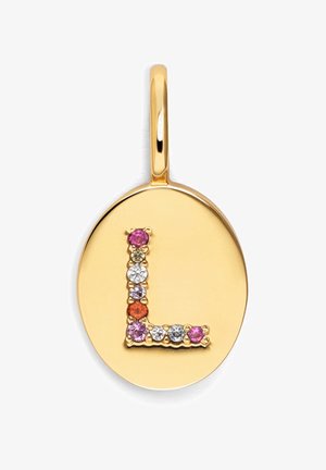 Pendentif en or avec une lettre "L" gravée, décoré de pierres précieuses multicolores, présentant une surface lisse et polie et une forme arrondie.