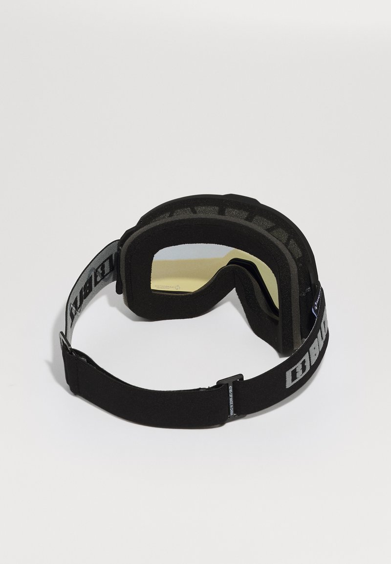 Maschera da sci nera con lente gialla, imbottitura in schiuma e una larga fascia regolabile con dettagli del logo. Superficie liscia.