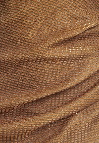 Brązowa metaliczna tkanina z teksturowanym, splotowym wzorem, przedstawiająca wzory poziome i pionowe. Powierzchnia ma lekki połysk.