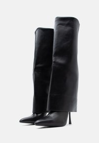 Juodi odiniai aukšti batai iki kelių su smailiomis nosimis ir stiletto kulnais, pasižymintys lygia tekstūra ir minimalistiniu dizainu.