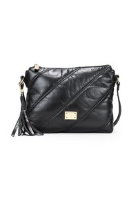 Bolso de bandolera de piel negra con patrón acolchado diagonal, herrajes en tono dorado, cierre con cremallera y detalle de borlas. Diseño compacto y texturizado.