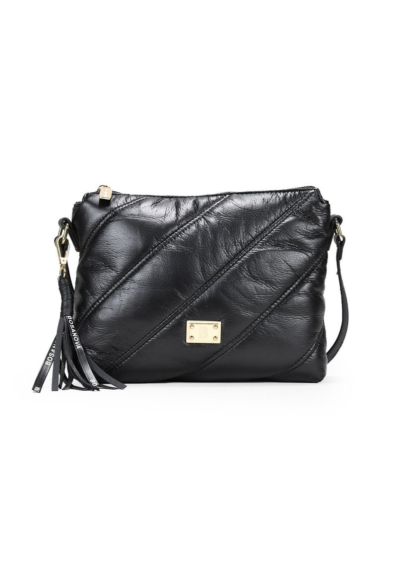 Bolso de bandolera de piel negra con patrón acolchado diagonal, herrajes en tono dorado, cierre con cremallera y detalle de borlas. Diseño compacto y texturizado.