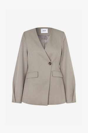 Svijetlosivi krojeni sako s okovratnikom s malim izrezom, kopčanjem na jedan gumb, dva prednja džepa i dugim rukavima. Glatki materijal s formalnim dizajnom.