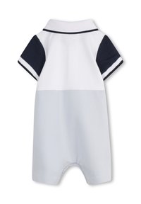 Combishort à manches courtes en blanc et bleu clair avec des accents navy, doté d'un col polo et d'un tissu texturé. Pressions à la jambe pour un habillage facile.