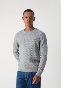 Tommy Hilfiger CLASSIC CABLE CREW NECK - Džemperis - grau