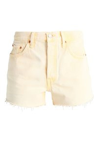 Shorts de mezclilla amarillos descoloridos con dobladillo sin rematar, cinco bolsillos, cierre frontal de botones y costuras resistentes.