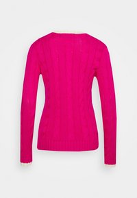 Fukcyjny sweter dziany z wzorem warkoczy, długimi rękawami oraz kontrastowym, prążkowanym okrągłym dekoltem i mankietami w kolorze kremowym.