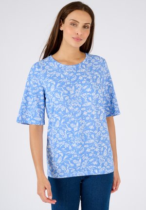 Blusa de estampado floral azul con mangas cortas y anchas. Fabricada en una tela ligera, con un escote redondo y un corte holgado.