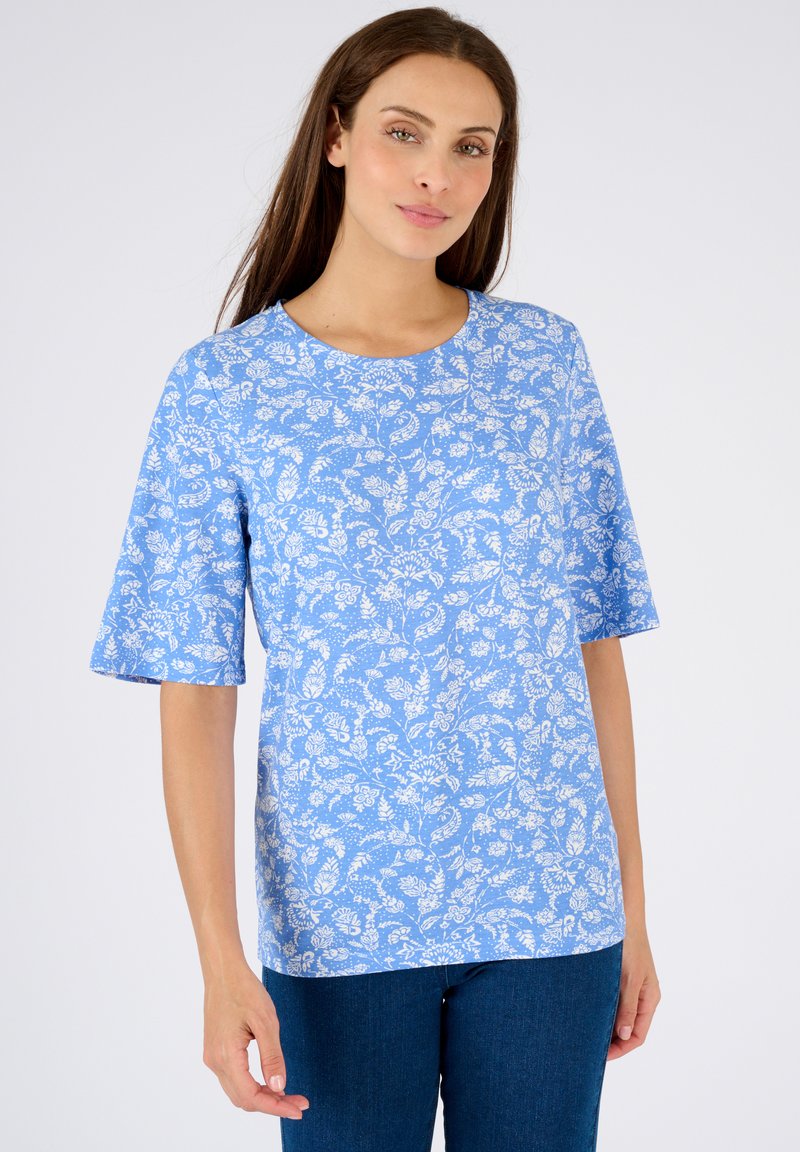Blusa de estampado floral azul con mangas cortas y anchas. Fabricada en una tela ligera, con un escote redondo y un corte holgado.