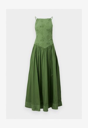 Πράσινο φόρεμα χωρίς μανίκια με λεπτές τιράντες, κεντημένα λουλουδάτα σχέδια στο κορσέ και το τελείωμα, και μια ριγμένη, ρευστή φούστα.