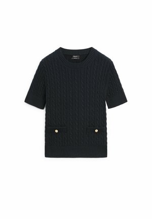 Zwarte kabelgebreide trui met korte mouwen, een ronde hals en twee voorzakken, elk bevestigd met een kleine gouden knoop.