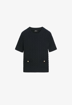 Zwarte kabelgebreide trui met korte mouwen, een ronde hals en twee voorzakken, elk bevestigd met een kleine gouden knoop.