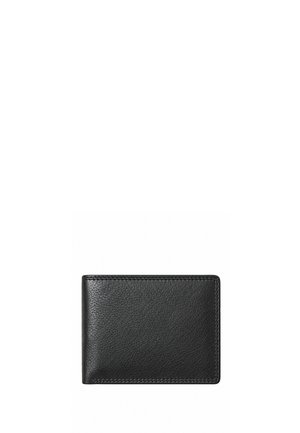 Cartera de cuero negro bifold con costuras visibles, cerrada, aislada sobre fondo blanco.