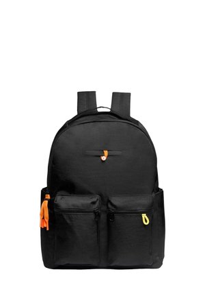 Sac à dos noir avec deux poches frontales zippées, tirettes de fermeture éclair orange, bretelles rembourrées et une poignée supérieure sur fond blanc.