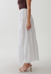 TUSSAH MEG  - Gonna a campana - white