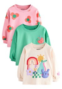 Tres camisas de manga larga: rosa con estampado floral rojo y verde, verde con una manzana bordada y crema con diseños coloridos de animales y flores.