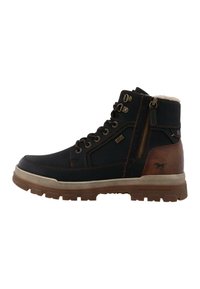 Botas altas negras con una combinación de tejido texturizado y detalles en cuero marrón, ojales de metal y una cremallera lateral para facilitar su uso.