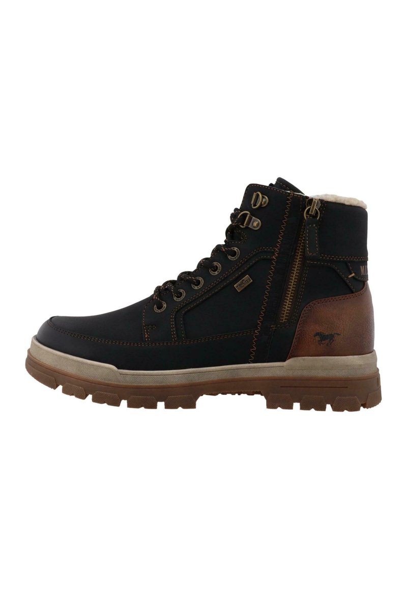 Botas altas negras con una combinación de tejido texturizado y detalles en cuero marrón, ojales de metal y una cremallera lateral para facilitar su uso.