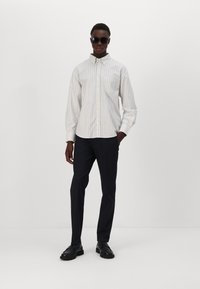 GANT 75TH ANNIVERSARY CAPSULE - REL HERITAGE OXFORD STRIPE SHIRT - Gombos blúz - eggshell