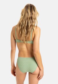 Ensemble de bikini vert menthe avec un motif en zigzag texturé, doté de bretelles fines et réglables et d'un bas à couverture modérée.