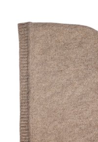 Rjava pletenina z gladko teksturo, z robom v rebrasti izvedbi. Skupna barva je topla, zemeljska odtenek.