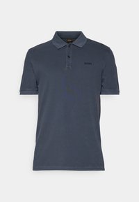 Polo gris foncé à manches courtes avec col, patte à deux boutons et petit logo "BOSS" sur la poitrine gauche.