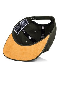 Olivgrön keps med en sandfärgad mockabräm. Insidan har svart foder med vita märkeslappar. Strukturerad design med platt skärm.
