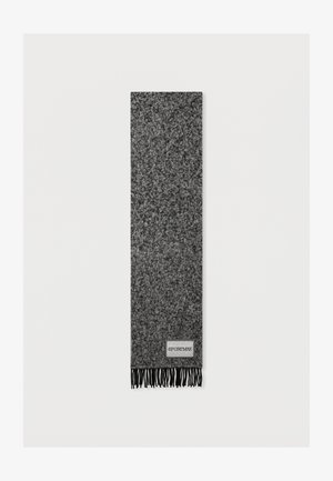 Hall mähis tekstuuriga kangast, millel on narmad ja väike valge silt, kus on musta värviga kirjas "SPORTMAX".