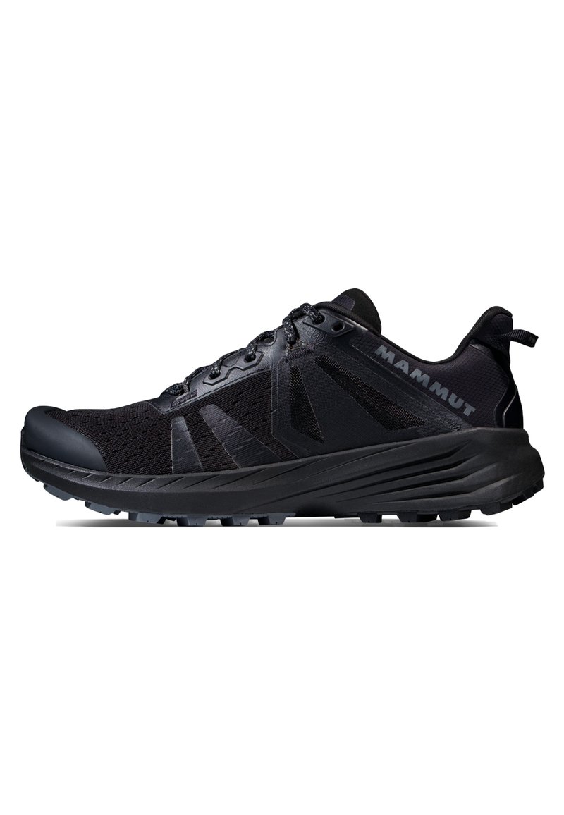 Botte de trail running noire avec une tige en mesh et une semelle en caoutchouc. Présente des superpositions texturées, une coque de protection renforcée et un logo de la marque sur le talon.