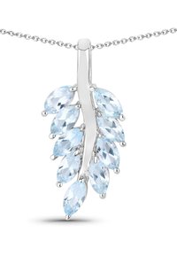 Sølvvedhæng formet som et blad, dekoreret med flere lysblå marquise-slebne ædelsten, hver med reflekterende facetter, hængende fra en kæde.