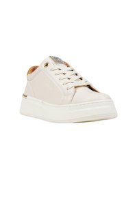 Zapatillas de cuero en rosa claro con una suela de goma texturizada blanca, que presentan una lengüeta adornada con rhinestones y un detalle con el logo en relieve.