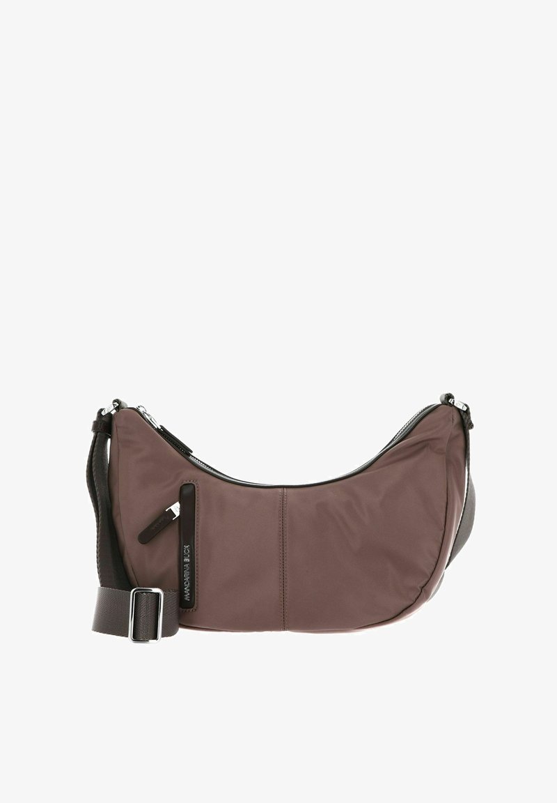 Bruine nylon crossbody tas met een gebogen vorm, afneembare schouderband, zilveren hardware en een ritszak aan de voorkant. Soepele textuur.