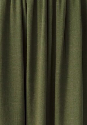 Olīvu zaļš audums ar teksturētu austu, izlikts mīkstos, plūstošos aizkaros, kurus rotā krokas un bagātīga, necaurredzama izskats.