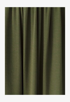 Olīvu zaļš audums ar teksturētu austu, izlikts mīkstos, plūstošos aizkaros, kurus rotā krokas un bagātīga, necaurredzama izskats.