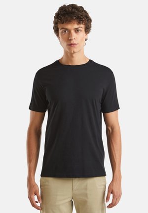 T-shirt noir à manches courtes avec un col rond, fabriqué en coton doux. Coupe classique avec une texture lisse et sans marquages ni motifs visibles.