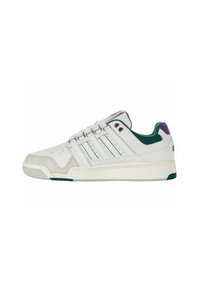 Sneaker bianchi con tomaia in pelle liscia e dettagli verdi e viola. Il design comprende perforazioni e più occhielli per i lacci.