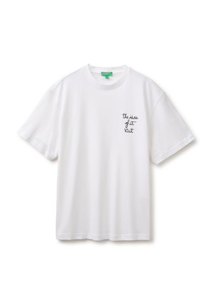 Wit T-shirt met korte mouwen en ronde hals met zwarte cursieve tekst op de linkerborst met de tekst "the idea of it VSit".